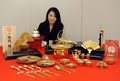 都内の田中貴金属ジュエリー（Tanaka Kikinzoku Jewelry）のショールームで公開された1億円の福袋の中身（2008年12月19日撮影）。(c)AFP/Yoshikazu TSUNO