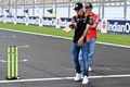 ロードレース世界選手権、第13戦インドGPを控え、会場のサーキットでクリケットをするアプリリアのマーベリック・ビニャーレス（2023年9月21日撮影）。(c)Money SHARMA / AFP