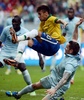 サッカー国際親善試合は9日、各地で行われ、ブラジルは3-0でフランスに勝利した。

フランスのアディル・ラミ（Adil Rami、下）のタックルを受けるブラジルのネイマール（Neymar da Silva Santos Junior、2013年6月9日撮影）。(c)AFP/FRANCK FIFE