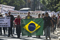 ブラジル・サンパウロ（Sao Paulo）で4日、刑事事件の捜査などにあたる文民警察官らが、労働条件の改善と給料のアップを求めてデモを行った（2013年7月4日撮影）。(c)AFP/NELSON ALMEIDA