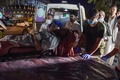 アフガニスタンの首都カブールの空港付近で起きた爆発により負傷し、搬送される人（2021年8月26日撮影）。(c)Wakil KOHSAR / AFP