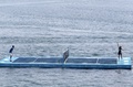 メキシコ・ゲレロ（Guerrero）州のアカプルコ（Acapulco）で、サンタルシア湾（Santa Lucia Bay）に浮かべたコートでエキシビションマッチに臨むカナダの女子選手、ユージェニー・ブシャール（右、Eugenie Bouchard）と、ブルガリアの男子選手、グリゴール・ディミトロフ（Grigor Dimitrov、2014年2月24日撮影）。(c)AFP/Pedro PARDO