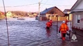 被災地で活動する救助隊。ロシア南部オルスクで。ロシア非常事態省が公開した動画からの静止画（2024年4月6日撮影、7日公開）。(c)HANDOUT / RUSSIAN EMERGENCIES MINISTRY / AFP