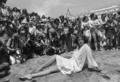 カンヌ国際映画祭（Cannes Film Festival）に参加し、浜辺でポーズを取るオランダ人女優シルヴィア・クリステル（Sylvia Kristel、1977年5月13日撮影）。(c)AFP/RALPH GATTＩ