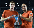 全豪オープンテニス、男子ダブルス決勝。優勝トロフィーを手にするジェイミー・マレー/ブルーノ・ソアレス組（2016年1月31日撮影）。(c)AFP/SAEED KHAN