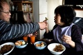 神奈川県川崎市の自宅で、夫の伊藤金政さんの介助で食事をする認知症患者の公子さん（2017年1月10日撮影）。(c)AFP/BEHROUZ MEHRI 
