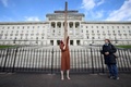 英国・北アイルランドのベルファストにある議会前でデモをする中絶反対派の活動家（2019年10月21日撮影）。(c)PAUL FAITH / AFP