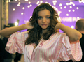 米ニューヨーク（New York）で開催されたヴィクトリアズ・シークレット（Victoria&apos;s Secret）のファッションショーで出番を待つ同ブランドのモデル、ミランダ・カー（Miranda Kerr）さん（2009年11月19日撮影）。(c)AFP/TIMOTHY A. CLARY