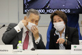 東京都内で国際オリンピック委員会（IOC）調整委員会会議に出席する橋本聖子五輪相（右）と森喜朗会長（2020年9月24日撮影、資料写真）。(c)Du Xiaoyi / various sources / AFP