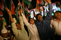 インド・ニューデリー（New Delhi）で、内閣信任案が下院で可決されたことを祝う与党支持者（2008年7月22日撮影）。(c)AFP/Pedro UGARTE