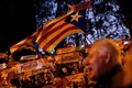 スペイン・カタルーニャ自治州バルセロナで行われた独立派指導者らの釈放を求め、カタルーニャ独立旗を掲げて抗議デモを行う人々（2017年11月11日撮影）。(c)AFP/PAU BARRENA