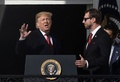 米ホワイトハウスを表敬訪問したワシントン・ナショナルズのマックス・シャーザー（右）が耳を傾ける横でスピーチをするドナルド・トランプ大統領（2019年11月4日撮影）。(c)Olivier Douliery / AFP