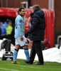 イングランド、FAカップ2012-13（FA Cup 2012-13）は27日、4回戦が各地で行われ、マンチェスター・シティ（Manchester City）は1-0でストーク・シティ（Stoke City）を下し、5回戦に進出した。

途中交代となり、ロベルト・マンチーニ（Roberto Mancini）監督（右）と言葉を交わすマンチェスター・シティのカルロス・テベス（Carlos Tevez、2013年1月26日撮影）。(c)AFP/Paul Ellis