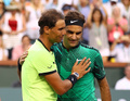 テニス、BNPパリバ・オープン、男子シングルス4回戦。ラファエル・ナダル（左）に勝利し、健闘をたたえ合うロジャー・フェデラー（2017年3月15日撮影）。(c)Clive Brunskill/Getty Images/ AFP