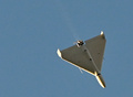 ウクライナ・キーウ上空を飛行する無人機（2022年10月17日撮影）。(c)Sergei SUPINSKY / AFP