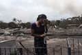 中米グラテマラの小さな町サンミゲルロスロテスで、親族の捜索中に涙を流す女性（2018年6月7日撮影）。(cAFP PHOTO / JOHAN ORDONEZ