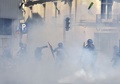 仏ナントで行われた労働法改正案への抗議デモで、警官隊と衝突する参加者（2016年4月28日撮影）。(c)AFP/LOIC VENANCE