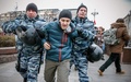 ロシアの首都モスクワで、ウラジーミル・プーチン大統領に抗議する野党の活動家を拘束する警察官ら（2017年11月5日撮影）。(c)AFP/Maxim ZMEYEV