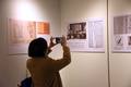 写真展「知行合一 王陽明の贛州時代」を鑑賞する来賓（2019年12月23日撮影）。(c)Xinhua News