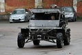 ウクライナの首都キーウで、バギーを運転するムサさん（2023年4月27日撮影）。(c)Sergei SUPINSKY / AFP