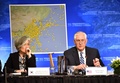 カナダ・バンクーバーで行われた外相会合に出席したレックス・ティラーソン米国務長官（右）と韓国の康京和外相（左、2018年1月16日撮影）。(c)AFP PHOTO / Don MacKinnon
