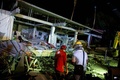 マグニチュード（M）6.3の強い地震に襲われたフィリピン北部パンパンガ州のポラクで犠牲者の捜索活動を行う救助隊（2019年4月22日撮影）。(c)Noel CELIS / AFP