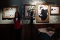 パレスチナ自治区ヨルダン川西岸のベツレヘムに英国の覆面グラフィティアーティスト、バンクシーがオープンした「ウォールド・オフ・ホテル」のロビー（2017年3月3日撮影）。(c)AFP/THOMAS COEX