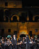 イタリア・ローマ（Rome）の古代遺跡コロッセオ（Colosseum）で25日、オペラ歌手アンドレア・ボチェッリ（Andrea Bocelli）が同国アブルツォ（Abruzzo）州の交響楽団とともに、チャリティーコンサートを開催した。このコンサートは、4月のイタリア中部地震で被害を受けた音楽学校の再建を目的に行われた。会場に入ることのできた観客は、わずか380人だった。写真は、ステージで歌声を披露するボチェッリ（左、2009年5月25日撮影）。(c)AFP/TIZIANA FABI