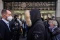 ロシア国営銀行ズベルバンクのチェコ・プラハ支店で、預金引き出しと口座解約のため並ぶ人（2022年2月25日撮影）。(c)Michal Cizek / AFP