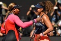 全豪オープンテニス、女子シングルス準決勝。大坂なおみ（右）をたたえるセレーナ・ウィリアムス（2021年2月18日撮影）。(c)Paul CROCK / AFP