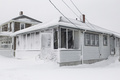 暴風雪に見舞われた米マサチューセッツ州ボストン近郊シチュエートで撮影された、網窓が損傷した民家のポーチ（2015年2月15日撮影）。(c)AFP/Getty Images/Scott Eisen