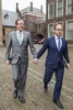 オランダ・ハーグで、手をつないで他政党との会合に向かう野党「民主66」のアレクサンデル・ペヒトルト党首（左）とバウター・コールメース議員（2017年4月3日撮影）。(c)AFP/ANP/Lex van Lieshout