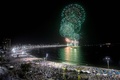 ブラジル・リオデジャネイロのコパカバーナビーチで行われた年越しイベントで打ち上げられた花火（2022年1月1日撮影）。(c)DANIEL RAMALHO / AFP