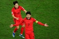 サッカーアジアカップ、準々決勝、オーストラリア対韓国。FKからチーム2点目を決めて喜ぶ韓国の孫興民（下、2024年2月2日撮影）。(c)KARIM JAAFAR / AFP