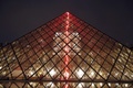 パリ（Paris）のルーブル（Louvre）美術館にあるガラスのピラミッドに設置された、赤いネオンライトを使ったクロード・レベック（Claude Leveque）氏による作品（2014年4月2日撮影）。(c)AFP/FRANCOIS GUILLOT