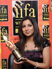 バンコク（Bangkok）で開催された「国際インド映画アカデミー賞（International Indian Film Academy Awards、IIFA）」受賞式でBest playback singer賞を受賞した、インド人歌手のShreya Ghoshal（2008年6月8日撮影）。(c)AFP/PORNCHAI KITTIWONGSAKUL