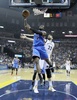 13-14NBAプレーオフ1回戦（7回戦制）、メンフィス・グリズリーズ（Memphis Grizzlies）対オクラホマシティ・サンダー（Oklahoma City Thunder）。メンフィス・グリズリーズのマルク・ガソル（Marc Gasol、中央）を抜いて得点を決めるオクラホマシティ・サンダーのレジー・ジャクソン（Reggie Jackson、2014年4月26日撮影）。(c)AFP/Getty Images/Andy Lyons