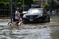 アラブ首長国連邦（UAE）シャルジャの冠水した道路（2024年4月17日撮影）。(c)Ahmed RAMAZAN / AFP