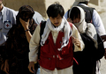 2007年8月29日、アフガニスタンのガズニ州（Ghazni）で、イスラム原理主義勢力タリバン（Taliban）による拘束から第2陣として解放された韓国人人質5人。(c)AFP/ SHAH MARAI