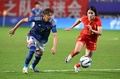 第19回アジア競技大会、サッカー女子準決勝、中国対日本。中国の陳巧珠（右）とボールを競る山本柚月（2023年10月3日撮影）。(c)Jung Yeon-je/ AFP