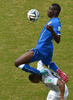 サッカーW杯ブラジル大会（2014 World Cup）グループD、イタリア対ウルグアイ。ウルグアイのアルバロ・ペレイラ（Alvaro Pereira）にファウルするイタリアのマリオ･バロテッリ（Mario Barwauh Balotelli、2014年6月24日撮影）。(c)AFP/EMMANUEL DUNAND