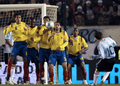 2010年サッカーW杯南アフリカ大会（%%2010 World Cup%%）南米予選第13節、アルゼンチン対コロンビア。試合はアルゼンチンが1-0でコロンビアを下した。南米予選は5節を残しているが、本戦への出場権が与えられる上位4位チームと5位以下のチームがはっきりと分かれている。13節を終えた上位にはブラジル、パラグアイ、チリ、アルゼンチンがつけている。アルゼンチンが1-0でコロンビアを下した。写真はフリーキックからシュートを蹴るアルゼンチンのリオネル・メッシ（%%Lionel Messi%%、右）。（2009年6月6日撮影）（c）AFP/DANIEL GARCIA