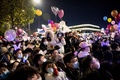 中国・湖北省武漢で大みそかの夜、マスクを着けてカウントダウンイベントに参加する人々（2020年12月31日撮影）。(c)NOEL CELIS / AFP
