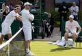 テニス、ウィンブルドン選手権の開幕を控え、練習中に言葉を交わすロジャー・フェデラー（左）とアンディ・マレー（右、2021年6月25日撮影）。(c)AELTC/David Gray / POOL / AFP