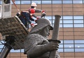 韓国・ソウルで街路や公園の清掃作業が行われ、光化門広場に立つ李舜臣将軍の銅像を洗い流す作業員。16世紀に活躍した李舜臣将軍は日本との海戦で勝利を収めた（2025年4月16日撮影）。(c)Jung Yeon-je / AFP
