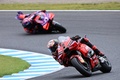 ロードレース世界選手権、第16戦日本GP。プラマック・レーシングのホルヘ・マルティン（奥）の前を走るドゥカティ・レノボ・チームのフランチェスコ・バニャイア（2024年10月6日撮影）。(c)Toshifumi KITAMURA / AFP