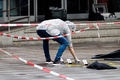 ドイツ北部ハンブルクで、襲撃事件が起きたスーパー周辺で作業に当たる警察の捜査班（2017年7月28日撮影）。(c)AFP/dpa/Markus Scholz