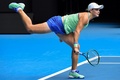 全豪オープンテニス、女子シングルス3回戦。サーブを放つアシュリー・バーティ（2020年1月24日撮影）。(c)William WEST / AFP