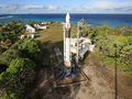 米民間宇宙関連企業のスペースX（SpaceX、Space Exploration Technologies）が公開した、マーシャル諸島・クエゼリン環礁のオメレク島（Omelek Island）にある打ち上げ基地で打ち上げ待つ同社製液体燃料ロケット「ファルコン1（Falcon 1）」（2008年9月19日撮影）。(c)AFP/SPACEX