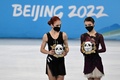 北京冬季五輪、フィギュアスケート女子シングルの表彰式に出席したロシア五輪委員会（ROC）の金メダリストのアンナ・シェルバコワ（右）と銀メダリストのアレクサンドラ・トゥルソワ（2022年2月17日撮影）。(c)Kirill KUDRYAVTSEV / AFP